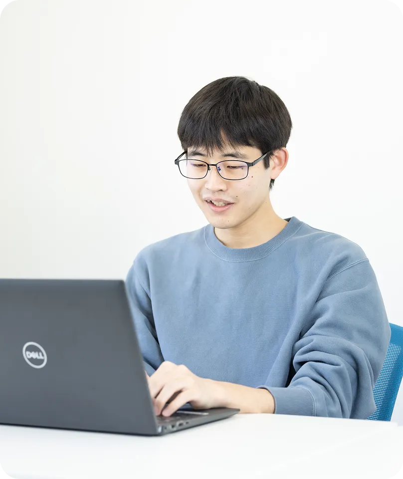 明るい部屋でパソコンを触る男性