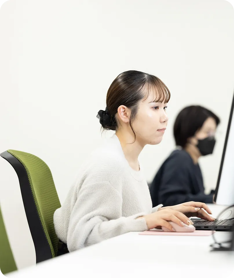 パソコンを操作する女性